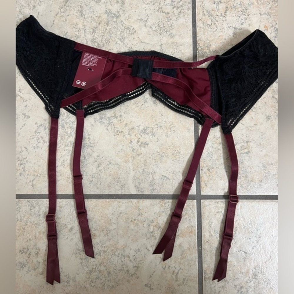 Black and Garnet Garter, NWT, size L